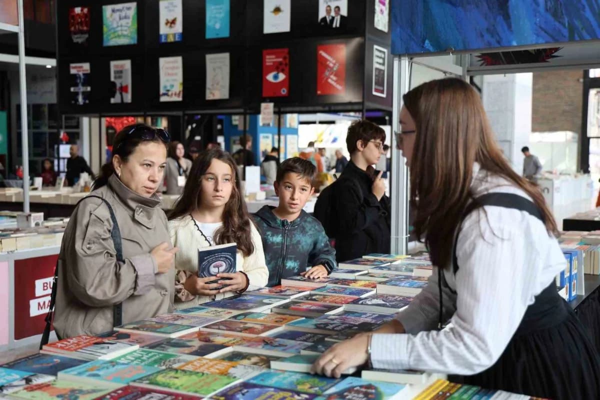 Kocaeli’de Kitap ve edebiyat tutkunlarını buluşturan 16. Uluslararası Kocaeli Kitap Fuarı kapılarını açtı. Her yaştan ok