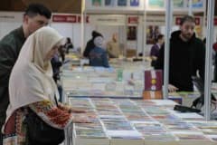 Kocaeli Kongre Merkezi'nde düzenlenen 16. Uluslararası Kocaeli Kitap Fuarı'nda ziyaretçiler kitap stantlarını geziyor