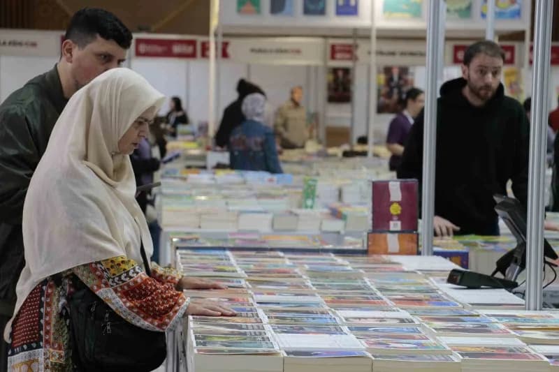Kocaeli Kongre Merkezi'nde düzenlenen 16. Uluslararası Kocaeli Kitap Fuarı'nda ziyaretçiler kitap stantlarını geziyor
