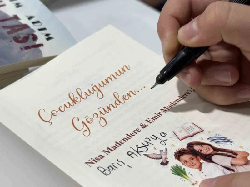 Uluslararası 16. Kocaeli Kitap Fuarı’nda kitaplarını tanıtan genç ikiz yazarlar Nisa ve Emir Madendere