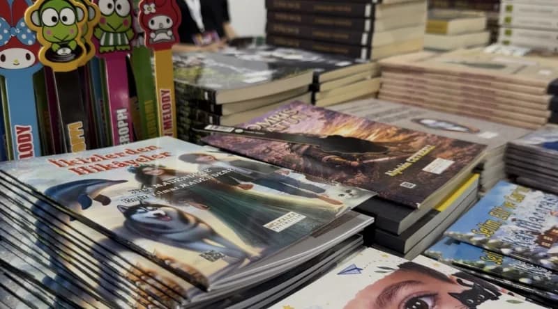 Uluslararası 16. KOCAELİ Kitap Fuarı'nda kitaplarını okurlarla buluşturan ikiz kardeşler Nisa Madendere ve Emir Madender