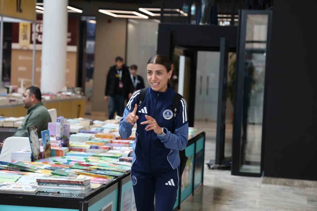 Uluslararası 16. Kocaeli Kitap Fuarı'nı ziyaret eden işitme engelli Kağıtspor karate sporcusu İrem Topaloğlu, işaret dil