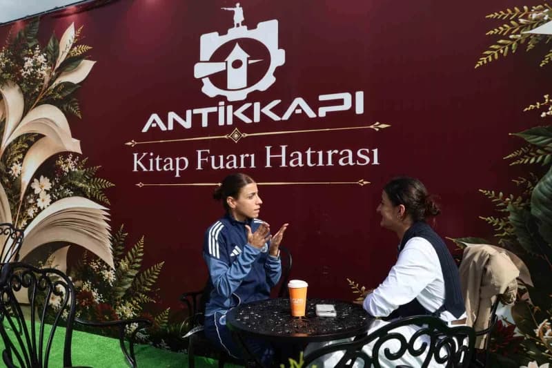 Uluslararası 16. Kocaeli Kitap Fuarı'nı ziyaret eden işitme engelli Kağıtspor karate sporcusu İrem Topaloğlu, işaret dil