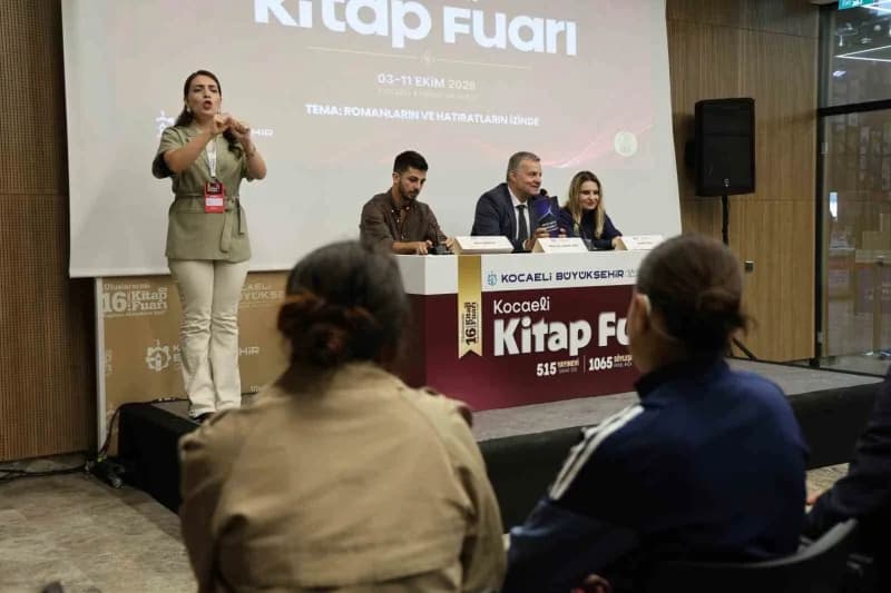 Uluslararası 16. Kocaeli Kitap Fuarı'nı ziyaret eden işitme engelli Kağıtspor karate sporcusu İrem Topaloğlu, işaret dil