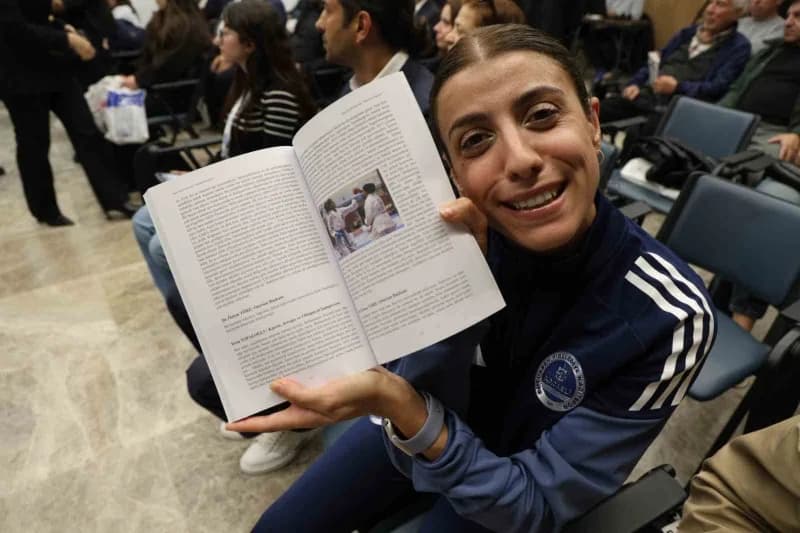 Uluslararası 16. Kocaeli Kitap Fuarı'nı ziyaret eden işitme engelli Kağıtspor karate sporcusu İrem Topaloğlu, işaret dil
