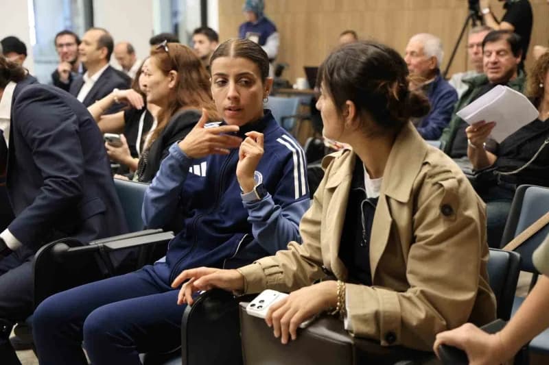 Uluslararası 16. Kocaeli Kitap Fuarı'nı ziyaret eden işitme engelli Kağıtspor karate sporcusu İrem Topaloğlu, işaret dil