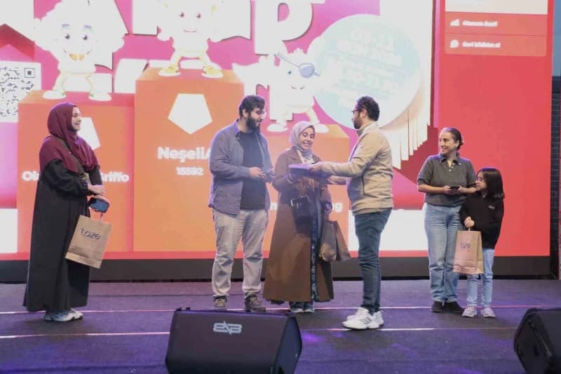 Kocaeli'de düzenlenen ödüllü Kahoot yarışması, ziyaretçilere Kitap ve bilgi dolu etkinlikler arasında rekabet dolu anlar