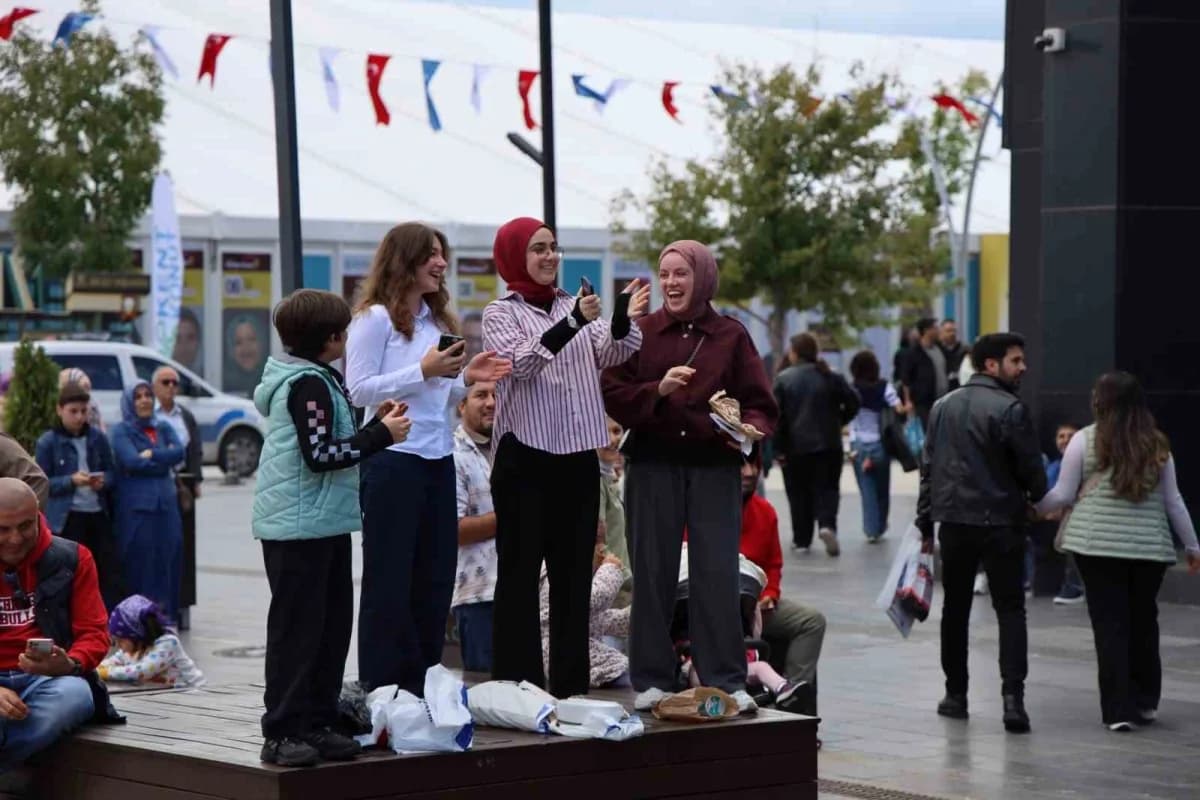 Kocaeli'de düzenlenen ödüllü Kahoot yarışması, ziyaretçilere Kitap ve bilgi dolu etkinlikler arasında rekabet dolu anlar