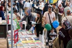 Kocaeli Kitap Fuarı’nda ziyaretçiler yayınevi stantlarını geziyor ve etkinliklere katılıyor