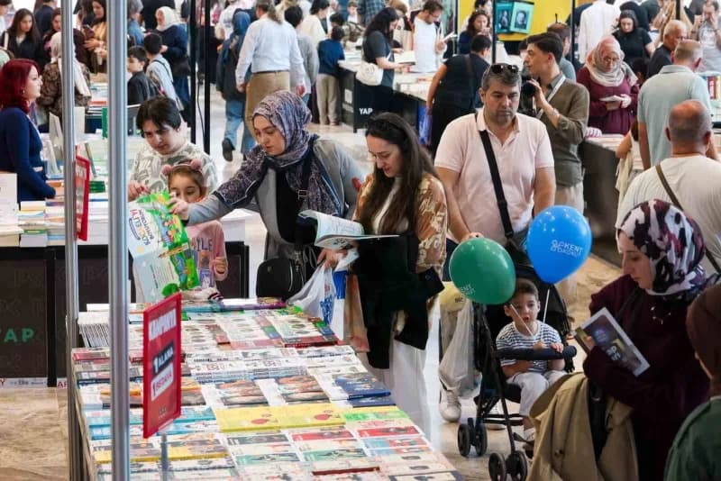Kocaeli Kitap Fuarı’nda ziyaretçiler yayınevi stantlarını geziyor ve etkinliklere katılıyor