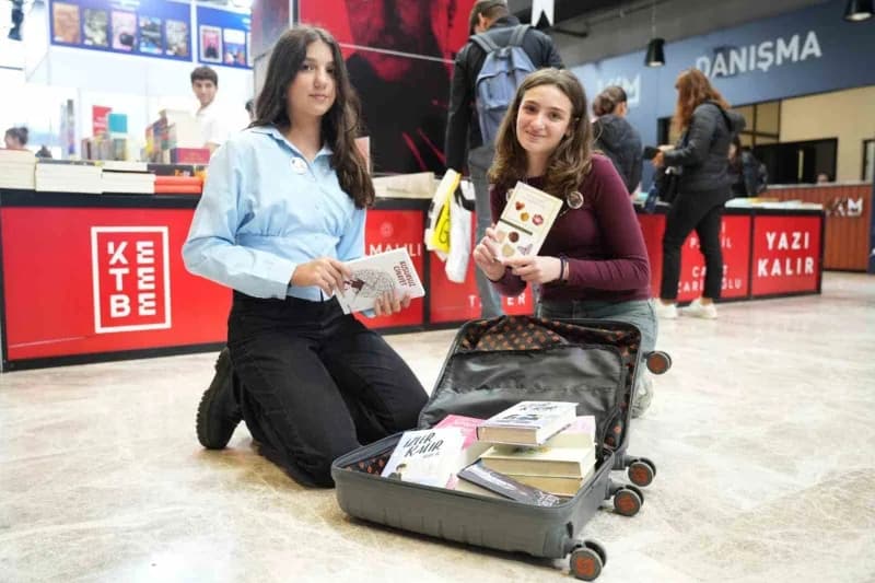 Uluslararası 16. Kocaeli Kitap Fuarı’nda valiz ve pazar arabaları kitaplarla dolu ziyaretçiler