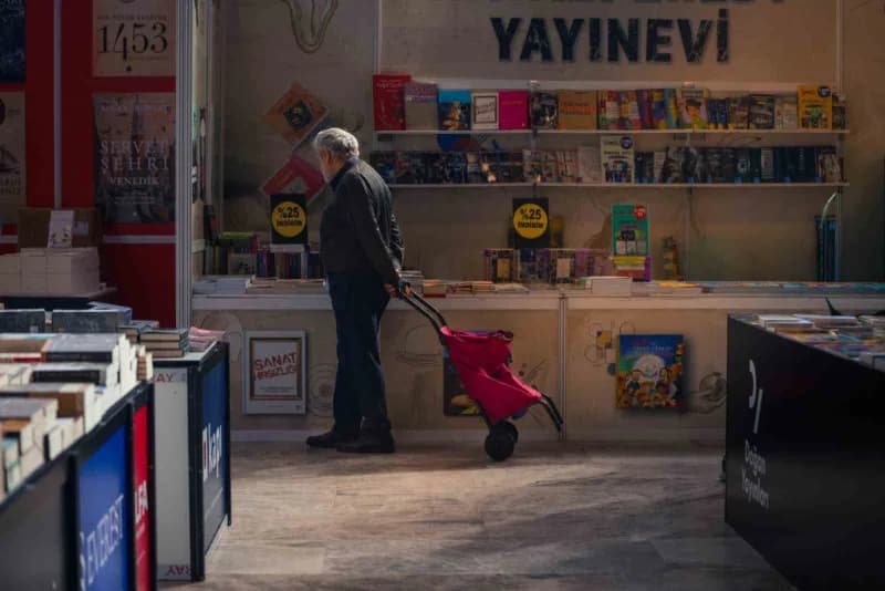 Uluslararası 16. KOCAELİ Kitap Fuarı’nda kitapseverlerin alışveriş telaşı renkli görüntülere sahne oluyor. 7’den 70’e bi