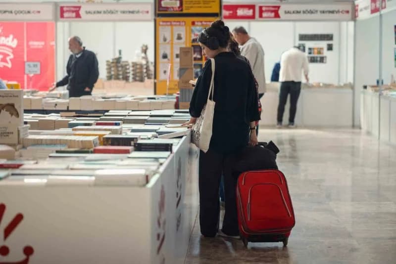 Uluslararası 16. KOCAELİ Kitap Fuarı’nda kitapseverlerin alışveriş telaşı renkli görüntülere sahne oluyor. 7’den 70’e bi