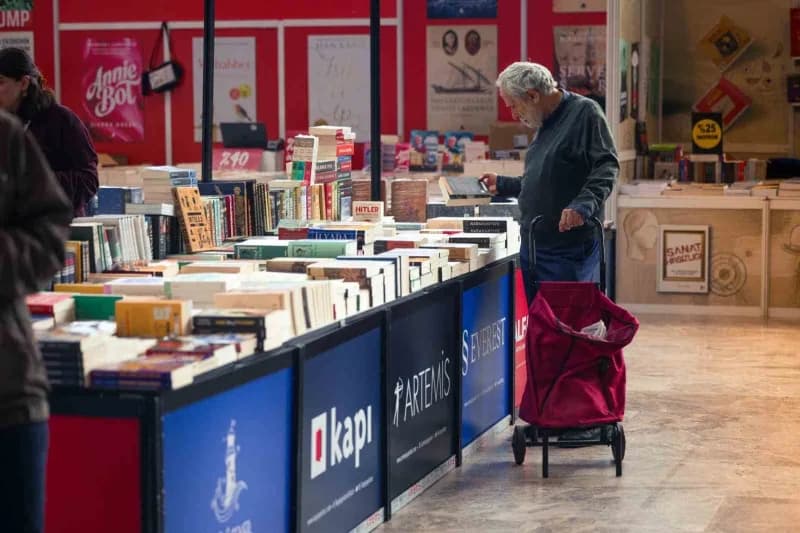 Uluslararası 16. KOCAELİ Kitap Fuarı’nda kitapseverlerin alışveriş telaşı renkli görüntülere sahne oluyor. 7’den 70’e bi