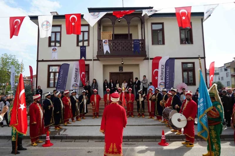 Körfez’de yapımı tamamlanan üç katlı Taşköprü Yerel Kültür Evi, Manav kültürünü gelecek nesillere ak