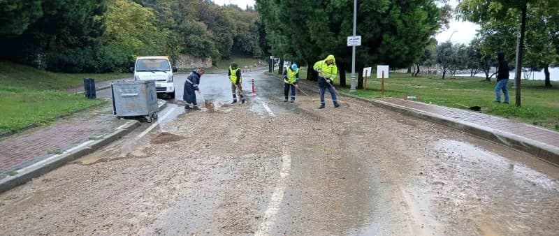 Kocaeli'de etkili olan sağanağın ardından Büyükşehir Belediyesi ekipleri, 3 bin 16 personel ve 954 araç ve iş makinesiyl