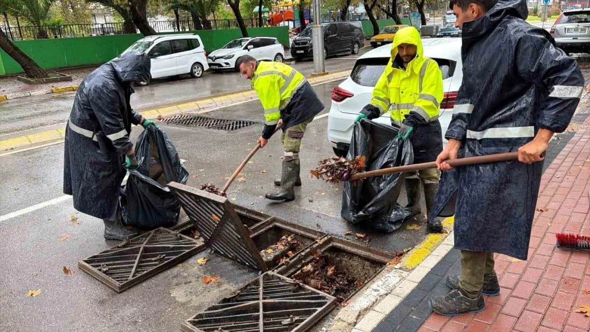 Kocaeli'de etkili olan sağanağın ardından Büyükşehir Belediyesi ekipleri, 3 bin 16 personel ve 954 araç ve iş makinesiyl