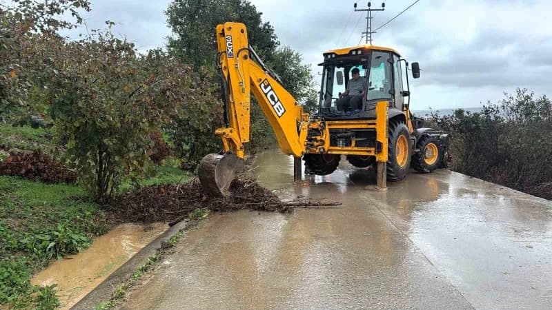 Kocaeli'de etkili olan sağanağın ardından Büyükşehir Belediyesi ekipleri, 3 bin 16 personel ve 954 araç ve iş makinesiyl