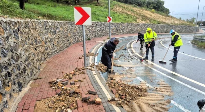 Kocaeli'de etkili olan sağanağın ardından Büyükşehir Belediyesi ekipleri, 3 bin 16 personel ve 954 araç ve iş makinesiyl