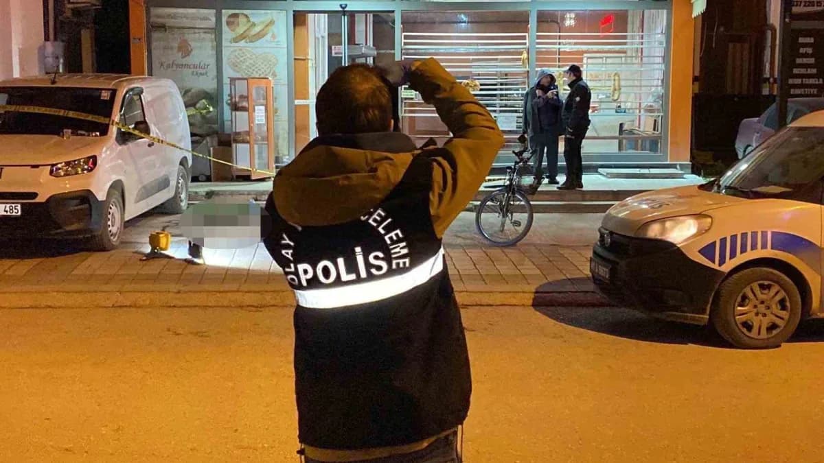 Kocaeli'nin İzmit ilçesinde alacak meselesi nedeniyle pide sırası bekleyen arkadaşını tabancayla yaralayan tutuklu sanık