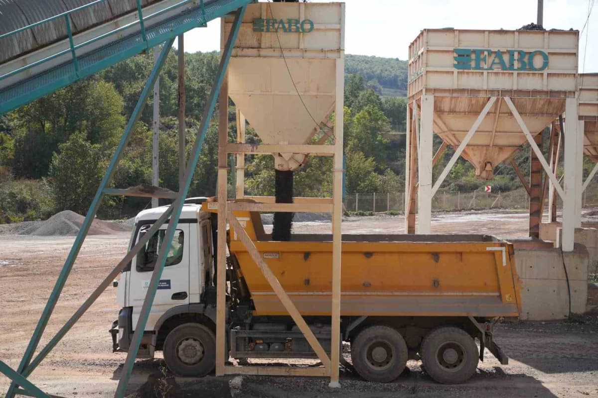 Kocaeli Büyükşehir Belediyesi, Körfez Kıyırlı'daki taş ocağı ve kırma-eleme tesisinde kendi öz kaynaklarıyla ürettiği ma