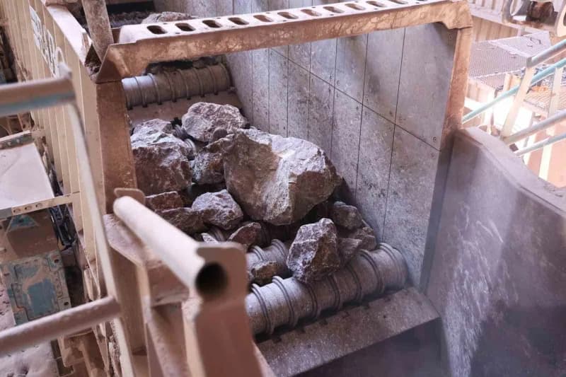 Kocaeli Büyükşehir Belediyesi, Körfez Kıyırlı'daki taş ocağı ve kırma-eleme tesisinde kendi öz kaynaklarıyla ürettiği ma