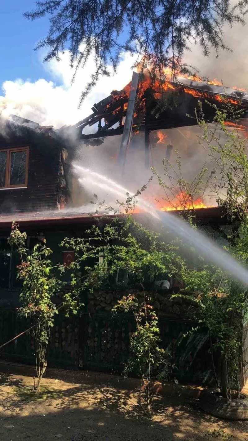 Kartepe’de evinde çıkan yangında annesi ve teyzesinin İtfaiye ekipleri tarafından kurtarıldığı Canan İşeri, yaşadığı kor