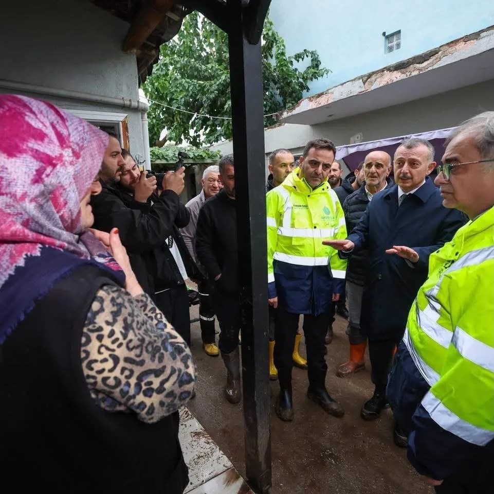 Kocaeli’de şiddetli Yağışın ardından etkilenen bölgelerde hasar tespit, temizlik ve su tahliye çalışmaları sürerken, Büy