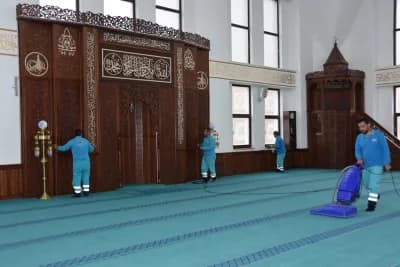 Kocasinan Belediyesi ekipleri camileri gül suyu ile temizleyerek hijyen sağlıyor