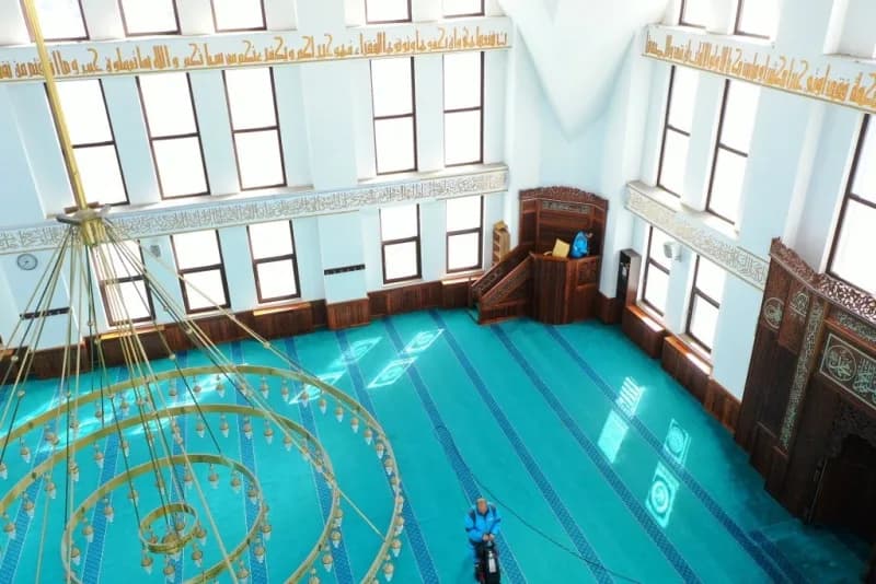 Kocasinan Belediyesi, 2014 yılında Kayseri'de ilk olarak kurulan 'Cami Temizleme Ekibi' ile ilçedeki camileri periyodik