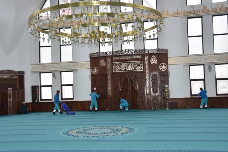 Kocasinan Belediyesi, 2014 yılında Kayseri'de ilk olarak kurulan 'Cami Temizleme Ekibi' ile ilçedeki camileri periyodik