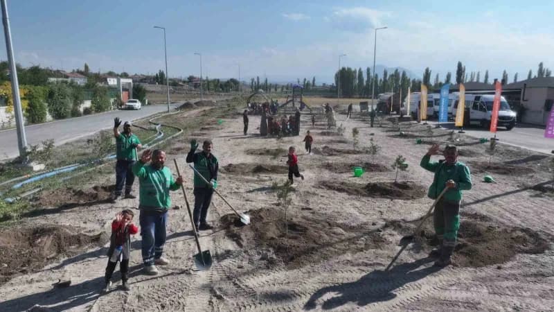 Kocasinan Belediyesi ekipleri, 4-6 yaş grubu minik öğrencilerle birlikte fidanları toprakla buluştur