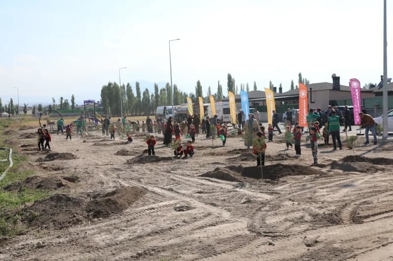 Kocasinan Belediyesi ekipleri, 4-6 yaş grubu minik öğrencilerle birlikte fidanları toprakla buluştur