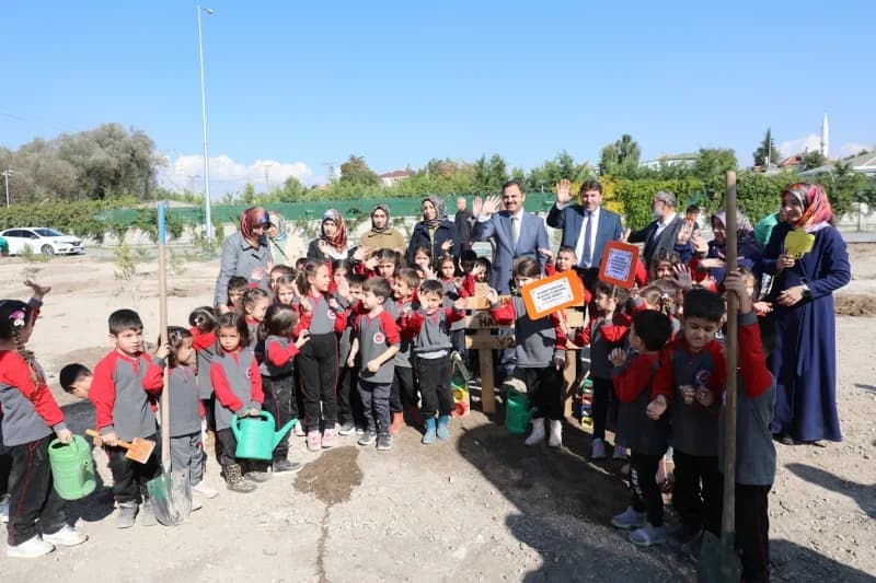Kocasinan Belediyesi ekipleri, 4-6 yaş grubu minik öğrencilerle birlikte fidanları toprakla buluştur