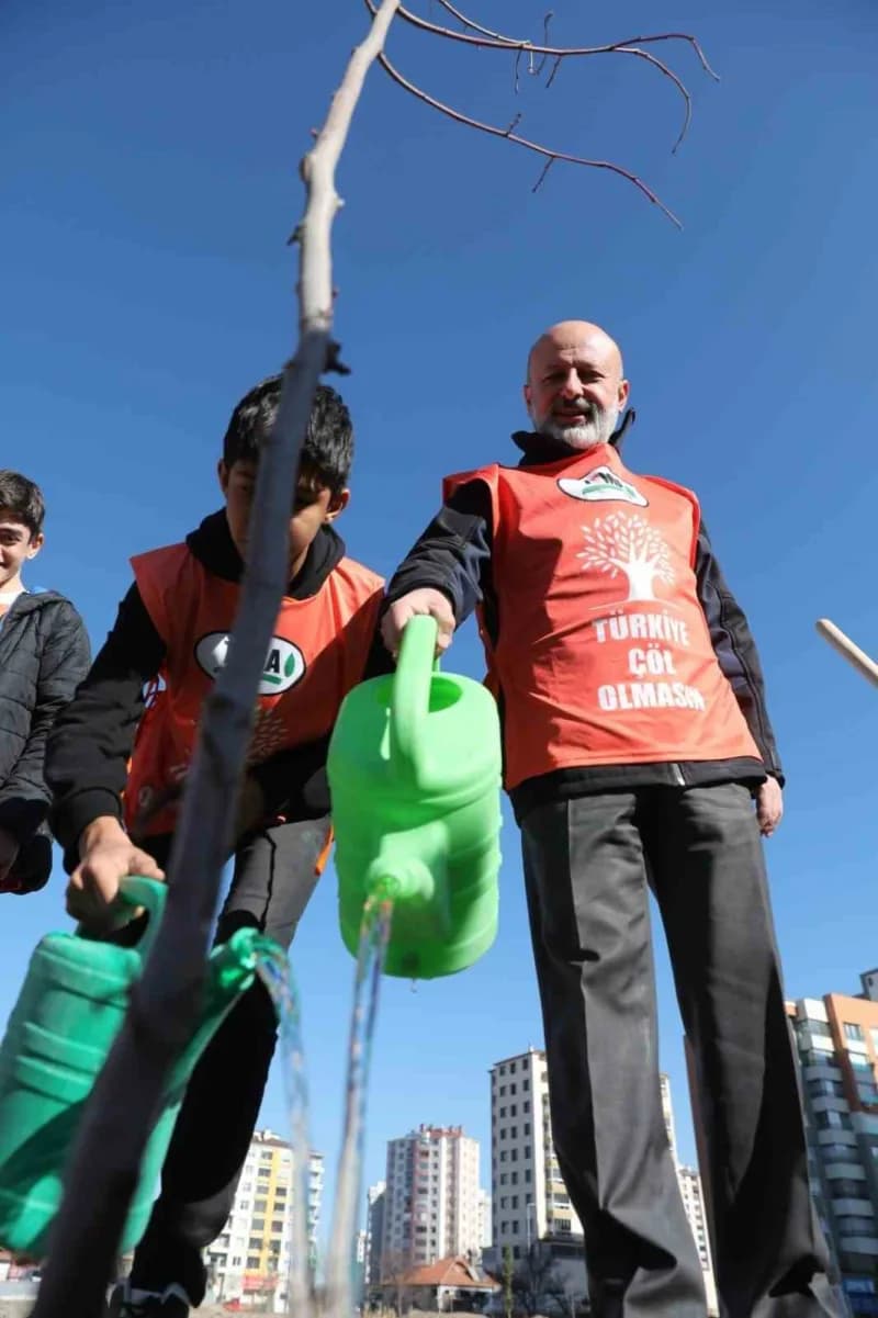 Kocasinan Belediyesi ekipleri, 4-6 yaş grubu minik öğrencilerle birlikte fidanları toprakla buluştur