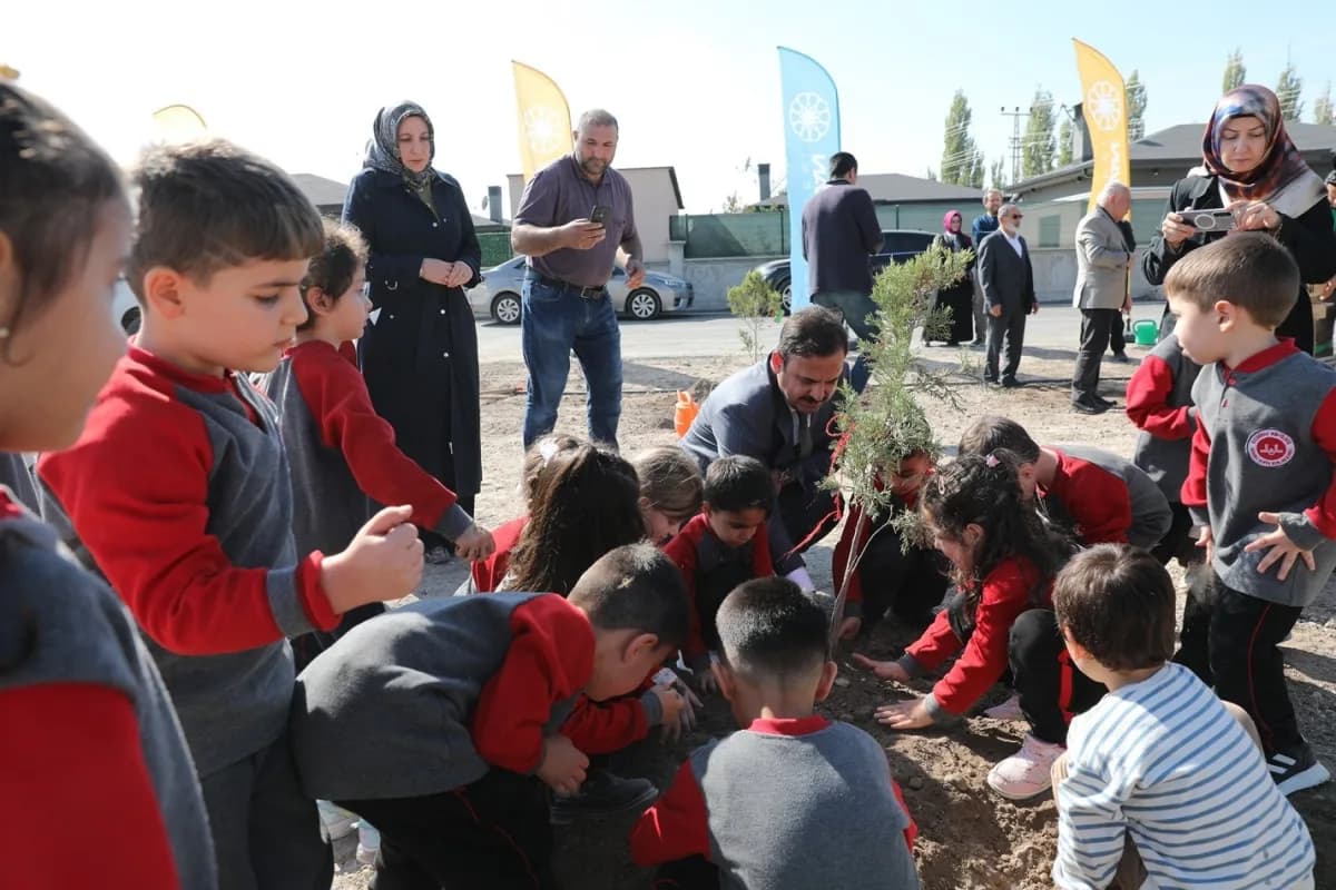 Kocasinan Belediyesi ekipleri, 4-6 yaş grubu minik öğrencilerle birlikte fidanları toprakla buluştur
