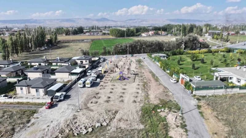 Kocasinan Belediyesi ekipleri, 4-6 yaş grubu minik öğrencilerle birlikte fidanları toprakla buluştur