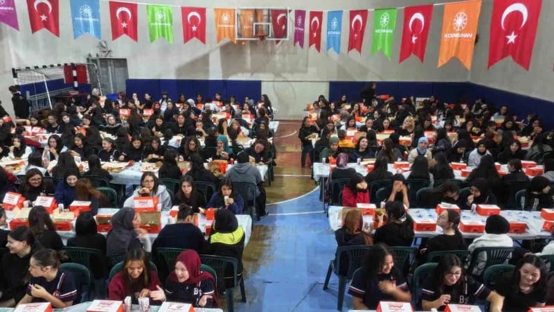 Kocasinan Belediyesi, ‘kocaburger’ etkinliğiyle yeni eğitim öğretim döneminin ilk gençlik buluşmasını Behice Yazgan Kız