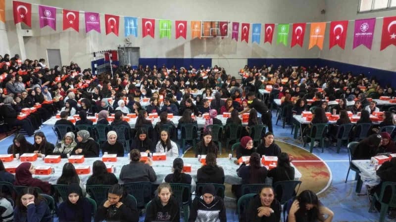 Kocasinan Belediyesi, ‘kocaburger’ etkinliğiyle yeni eğitim öğretim döneminin ilk gençlik buluşmasını Behice Yazgan Kız