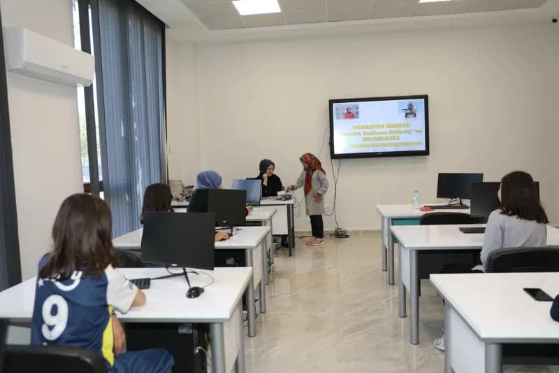 Kocasinan Belediyesi, yenilikçi vizyonu doğrultusunda gençleri geleceğin teknolojileriyle buluşturmayı sürdürüyor.