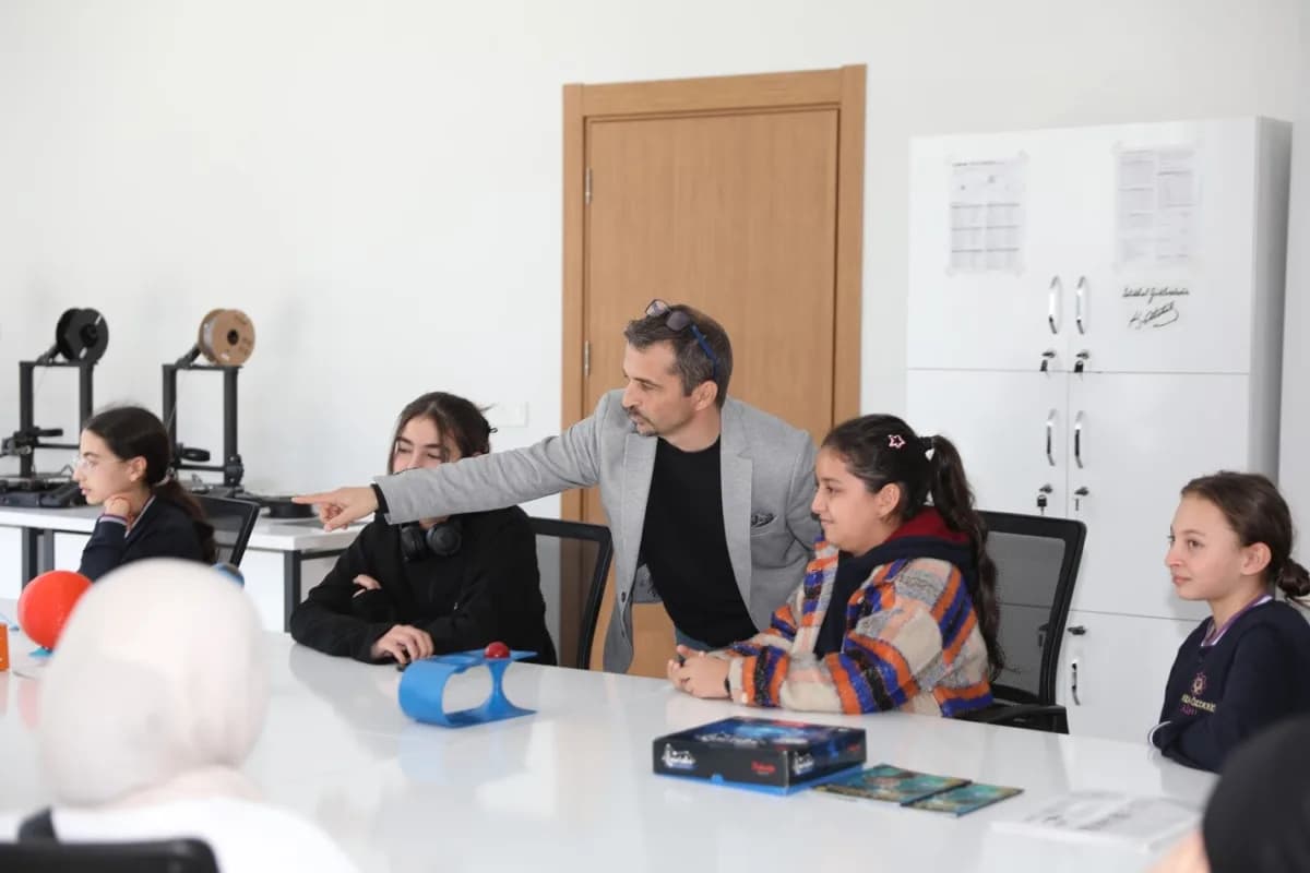 Kocasinan Belediyesi, yenilikçi vizyonu doğrultusunda gençleri geleceğin teknolojileriyle buluşturmayı sürdürüyor.