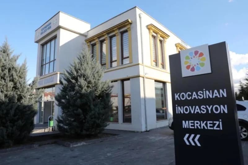 Kocasinan Belediyesi, yenilikçi vizyonu doğrultusunda gençleri geleceğin teknolojileriyle buluşturmayı sürdürüyor.