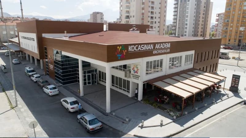 Kocasinan’ın geleceğine yönelik önemli projeleri ilçeye kazandıran Başkan Çolakbayrakdar, modern mimarisi ve çok yönlü k