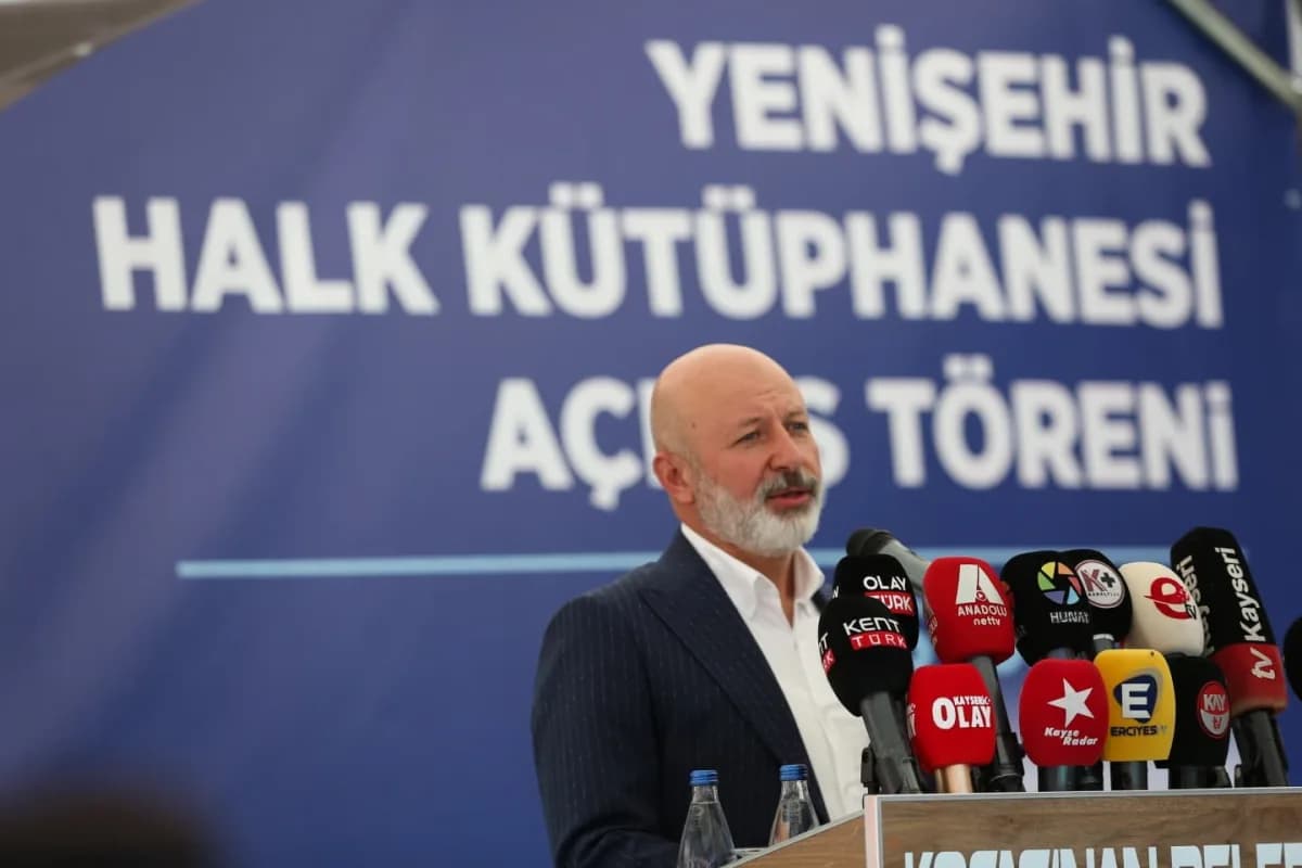 Kocasinan Belediye Başkanı Ahmet Çolakbayrakdar sosyal tesislerde incelemelerde bulunuyor