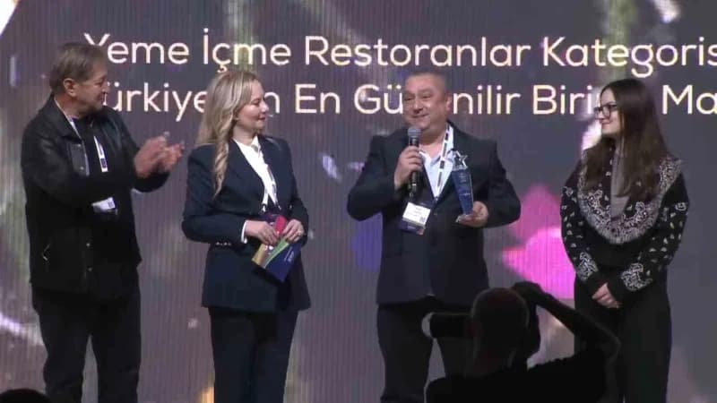 Köfteci Yusuf restoranında müşterilere hizmet veren çalışanlar ve restoran dış görünümü