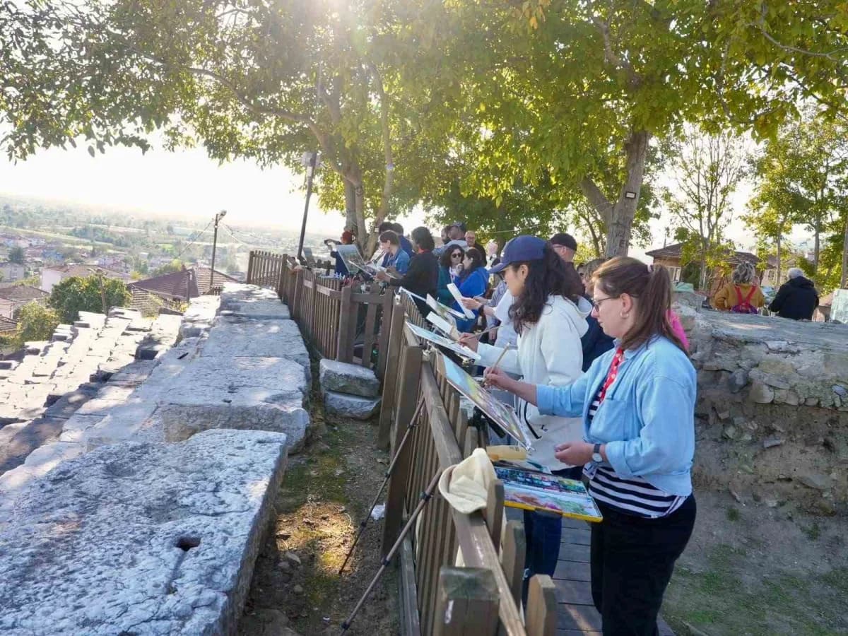 Akçakoca ilçesinde 2. Uluslararası Suluboya Festivali kapsamında Düzce’ye gelen 16 ülkeden 81 Suluboya sanatçısı, Konura