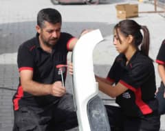 Konya Karapınar'da genç kız babasının yanında ağır vasıta kaportacılığı yaparken iş yerinde çalışıyor