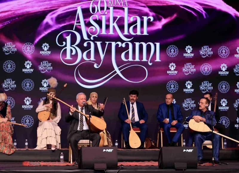 60. Konya Aşıklar Bayramı’nda saz çalan ve atışma yapan aşıklar