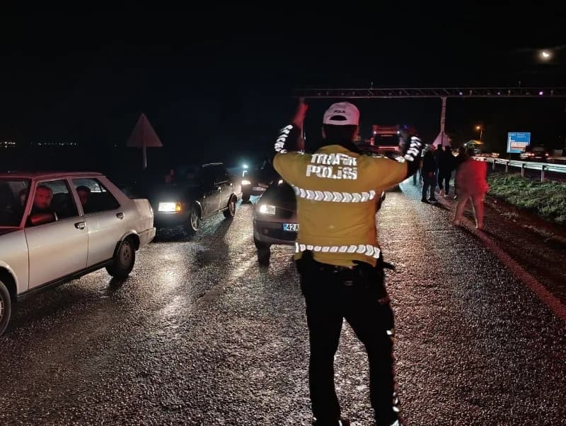 Konya’nın Beyşehir ilçesinde yağışlı hava, beraberinde trafik kazalarını da getirdi. İlçe merkezinde peş peşe meydana ge