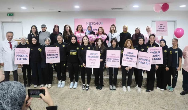 Mukaddes Şahin, Meme Kanseri Farkındalık Ayında düzenlenen Farkındalık programında, kadınlarla bir a